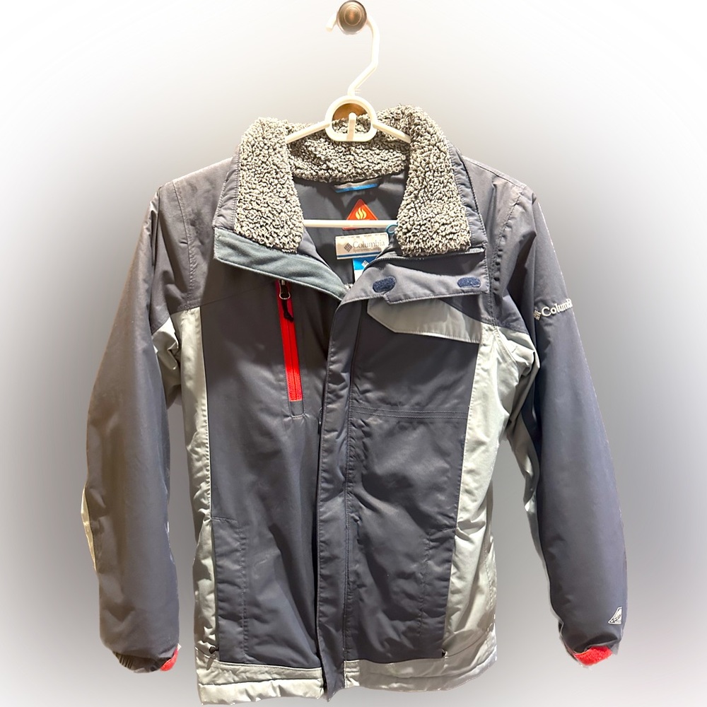 Boys warm Columbia jacket. Versatile. Comfortable lining. Very warm.